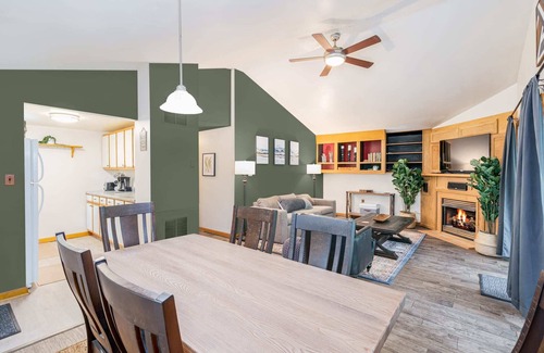 Berkeley Springs Cabina | Cottage w Hot Tub, Pond & Kayaks, Fire Pit, & WiFi