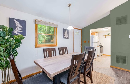 Berkeley Springs Cabina | Cottage w Hot Tub, Pond & Kayaks, Fire Pit, & WiFi