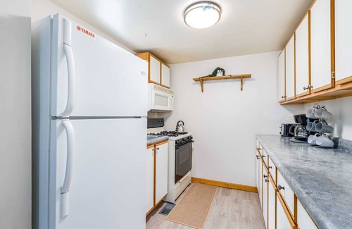 Berkeley Springs Cabina | Cottage w Hot Tub, Pond & Kayaks, Fire Pit, & WiFi