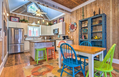 Old Town Cabaña | ¡NUEVO! Cottage w / Porch - 3 minutos a pie de la bahía de St. Louis