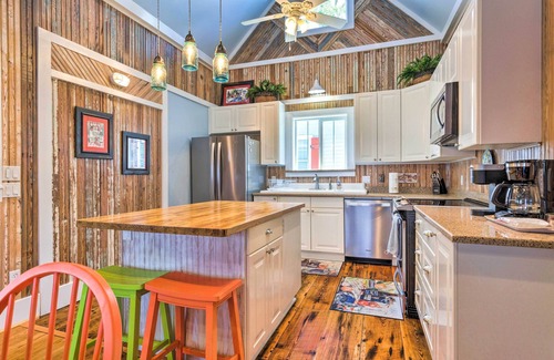 Old Town Cabaña | ¡NUEVO! Cottage w / Porch - 3 minutos a pie de la bahía de St. Louis