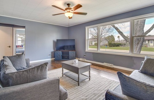 Twin Lakes Cabaña | Cottage w/ Sunroom & Fire Pit, Walk to Lake!