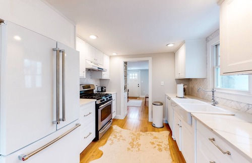Vineyard Haven Casa | Cottage w/ water views from front yard, central ac & fireplace