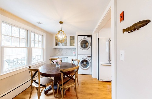 Vineyard Haven Casa | Cottage w/ water views from front yard, central ac & fireplace
