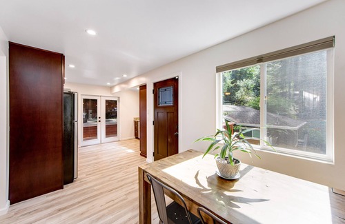 Rio Nido Casa | Cottage with a large patio, free WiFi, washer/dryer, & gas grill
