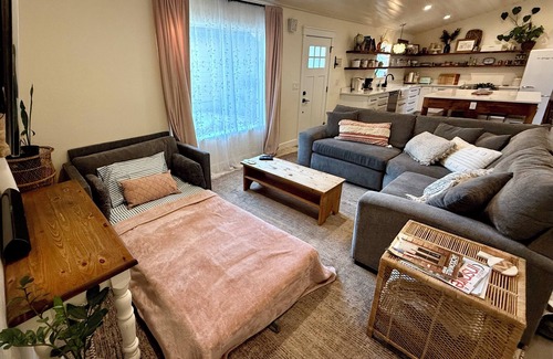 Grants Pass Casa | Cottage with gated driveway near downtown & river