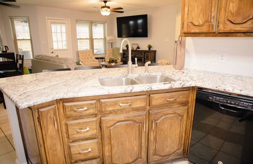Terrell Cabaña | Cottage with hot tub!