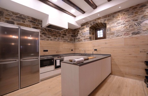 Zubiri Cabaña | Casa Rural con Jacuzzi, Barbacoa y Jardín