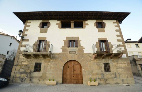 Zubiri Cabaña | Casa Rural con Jacuzzi, Barbacoa y Jardín