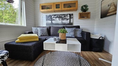 Roennaeng Casa | Cottage with sea view at Tjorn Island