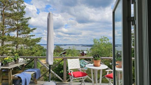 Roennaeng Casa | Cottage with sea view at Tjorn Island