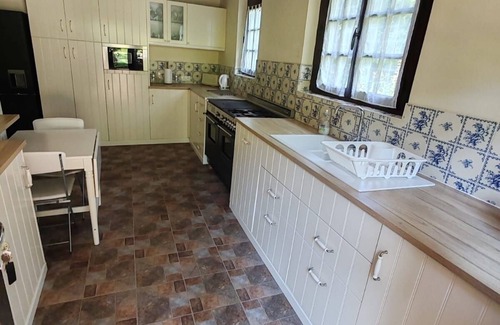 Guerquesalles Cabaña | Cottage with shared swimming pool, hot tub, fishing, tennis, UK TV and Wi-Fi
