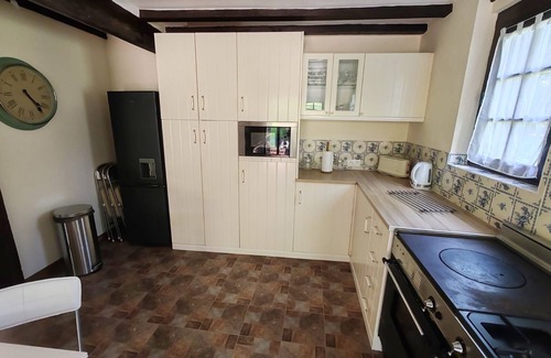 Guerquesalles Cabaña | Cottage with shared swimming pool, hot tub, fishing, tennis, UK TV and Wi-Fi