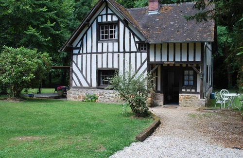 Guerquesalles Cabaña | Cottage with shared swimming pool, hot tub, fishing, tennis, UK TV and Wi-Fi