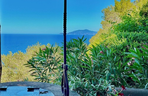 Anacapri Cabaña | Villa con espectaculares vistas al mar, piscina rodeada de jardín con vistas al mar.