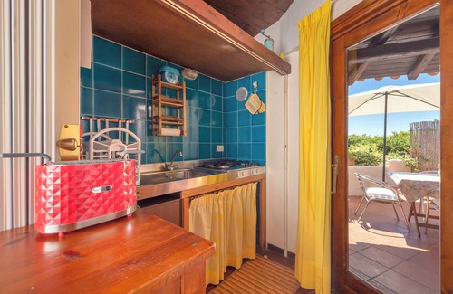 Baia Caddinas Casa | Casita de campo con terraza y vistas al mar; hay aparcamiento disponible en la calle