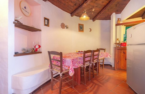 Baia Caddinas Casa | Casita de campo con terraza y vistas al mar; hay aparcamiento disponible en la calle
