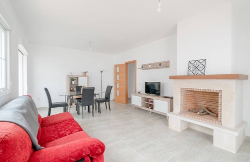 Almogia Casa | Casa con terraza y vista a la Reserva Natural de Torcal; Garaje disponible, se permiten mascotas
