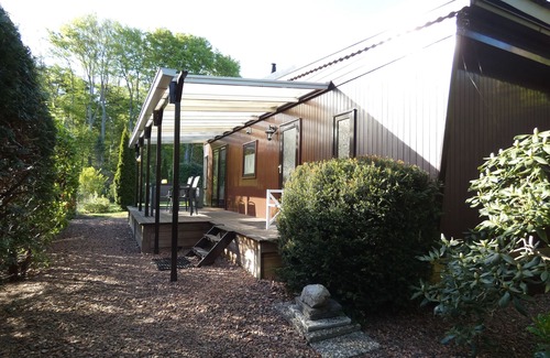 Marum Chalet De Esquí | Cottage with veranda for rent against forest edge, ideal for peace seekers