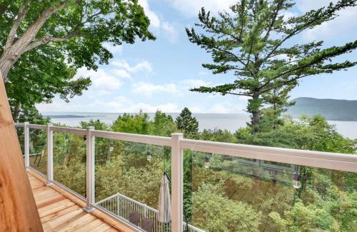 Baie-St-Paul Casa | Cottage with water view and hot tub - Le pin blanc