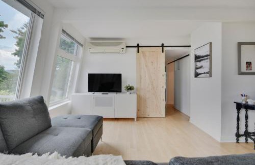 Baie-St-Paul Casa | Cottage with water view and hot tub - Le pin blanc