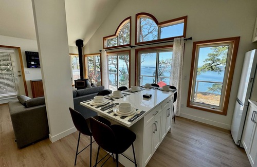 Pender Island Cabina | Cottage with West Suite at Sahhali on the Bluffs
