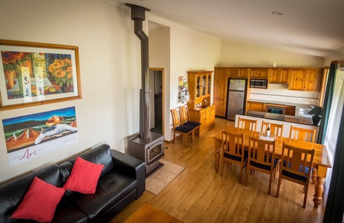 Lovedale Cabaña | Cottages on Lovedale - No. 2 - 3 bedroom, 2 bathroom cottage in wonderful Lovedale location