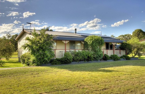 Lovedale Cabaña | Cottages on Lovedale - No. 2 - 3 bedroom, 2 bathroom cottage in wonderful Lovedale location