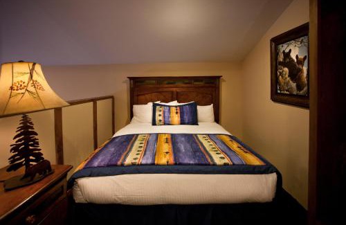Taos Ski Valley Cabina | Cottam's Lodge by Alpine Village Suites