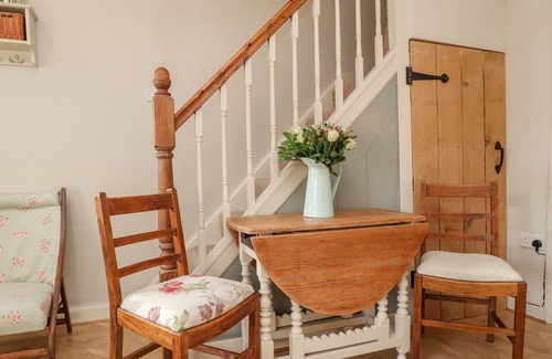 Preston Cabaña | COTTON FOX COTTAGE, pet friendly, with open fire in Garstang