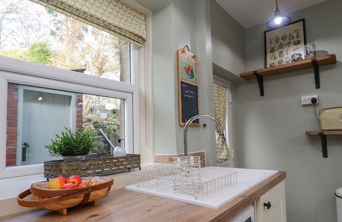 Preston Cabaña | COTTON FOX COTTAGE, pet friendly, with open fire in Garstang
