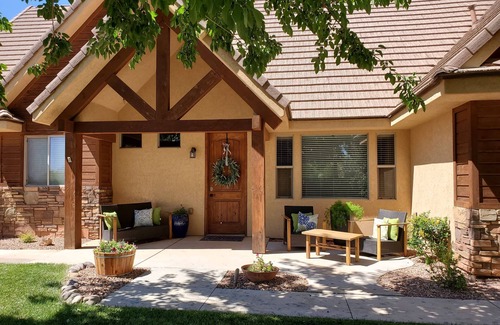 St. George Casa | Cottonwood Crossing Retreat 7 King Bedrooms, SLEEPS 36 PARKING GALORE