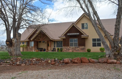 St. George Casa | Cottonwood Crossing Retreat 7 King Bedrooms, SLEEPS 36 PARKING GALORE