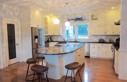 Cotuit Casa | Cotuit Home con una piscina enterrada a menos de una cuadra de la playa