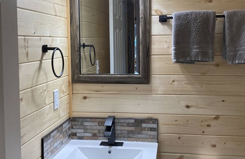Valemount Cabina | Cougar Mountain Lodge (Cozy Mini Chalets/Cabins)