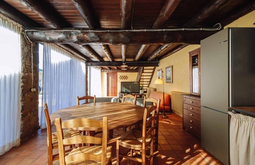 Sant Pere de Torelló Villa | Casa rural 'Mas Redortra' con vistas a la montaña, Wi-Fi y aire acondicionado