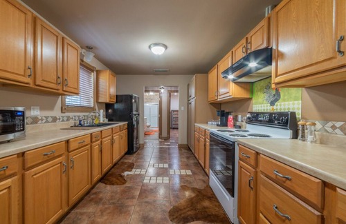 Longview Casa | Country 2-bedroom home, steps away from Longhorns, donkeys, horses, and goats.