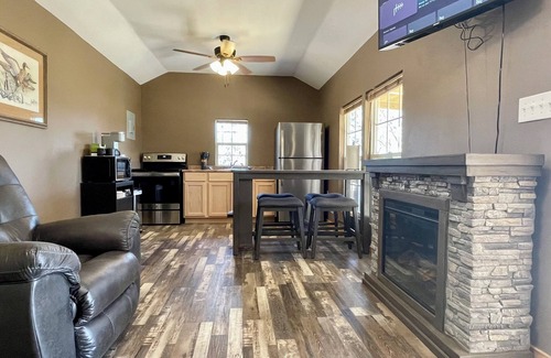 Clarksville Cabina | Country Cabin in Private Setting