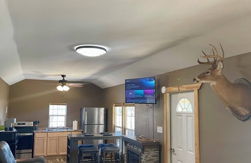 Clarksville Cabina | Country Cabin in Private Setting