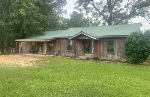 Farmerville Casa | Country cabin near the lake