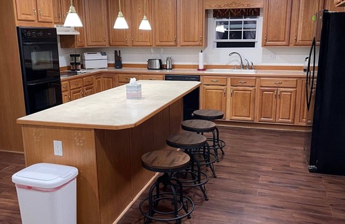 Mountain Grove Casa | Country Charm! Billiards and Ping Pong Table & Sunroom, Spacious & Sleeps 14!