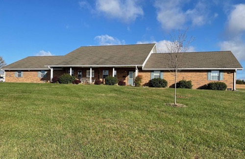 Mountain Grove Casa | Country Charm! Billiards and Ping Pong Table & Sunroom, Spacious & Sleeps 14!