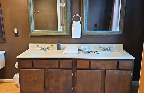 Fremont County Cama Y Desayuno | Country Charm in Sidney, Iowa. 56 acres of hiking and pet friendly.