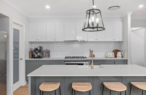 Moss Vale Casa | Country Charming. Enjoy your morning coffee with our cow neighbours!