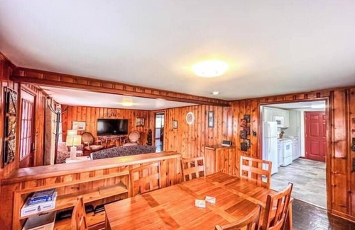 Birchwood Casa | Country Classic, Close in and 3 min to Five Gables - Howe Farms Wedding Venues.