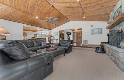 Flagstaff Casa | Country Club Cabin with Hot Tub