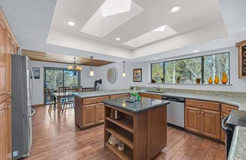 Flagstaff Casa | Country Club Cabin with Hot Tub