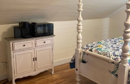Kingston Springs Casa | Country Comfort near Nashville at the Flying Pig Inn