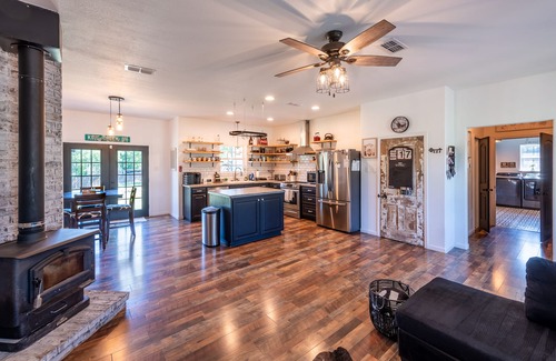 Hico Casa | Country Comfort with a Fireplace