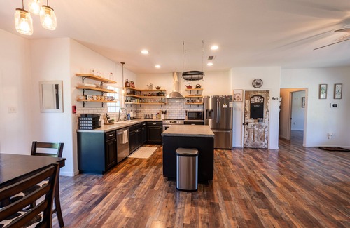 Hico Casa | Country Comfort with a Fireplace